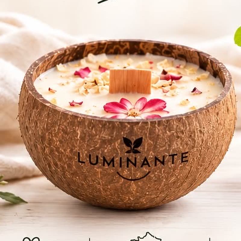 Bougie Luminante coulée dans une coque de noix de coco, décorée de pétales