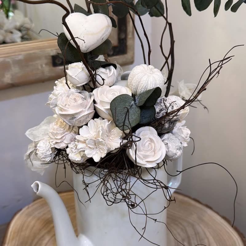 Ancienne cafetière en porcelaine blanche garnie de roses en gypse, d'eucalyptus et de branches