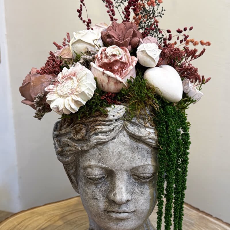 Tête de déesse en pierre coiffée de roses en gypse, de mousse et d'amarante